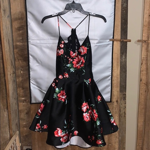 Homecoming / Formal Dress - Picture 1 of 3